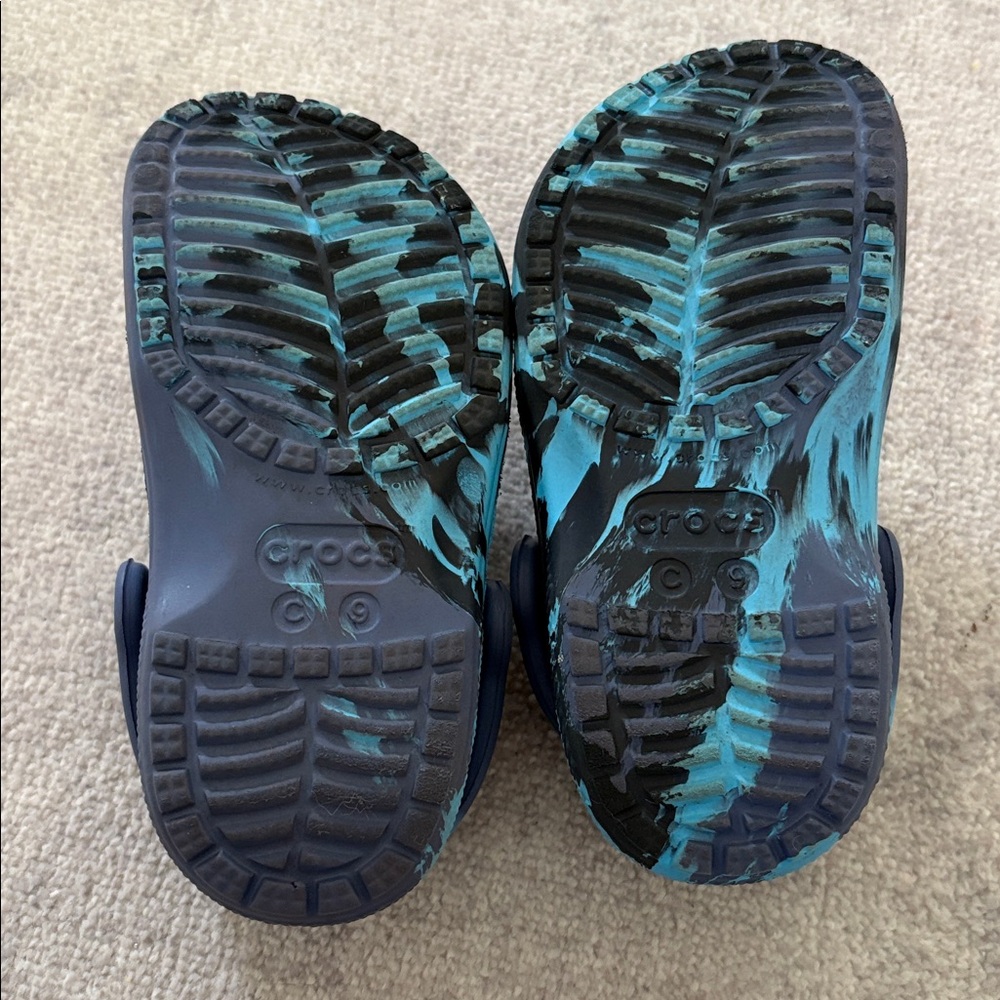 CROCS Kids Blue and Black marble size 9 - Picture 2 of 12